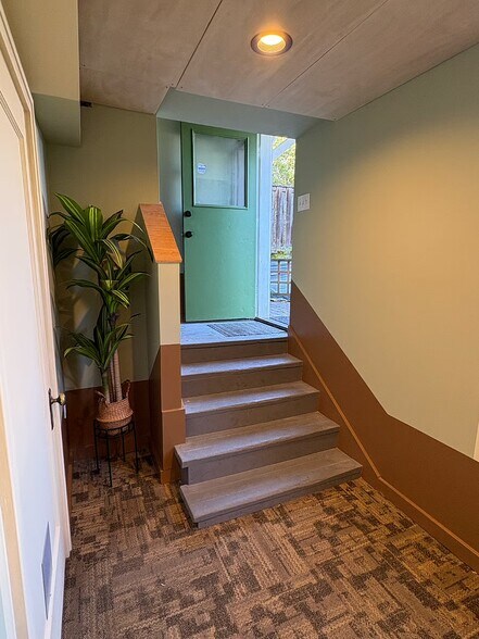 Building Photo - 6021 NE Milton St