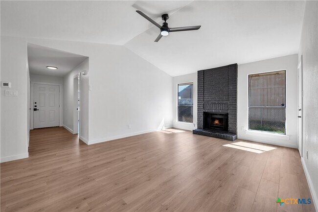 Building Photo - 2239 Hilltop Loop