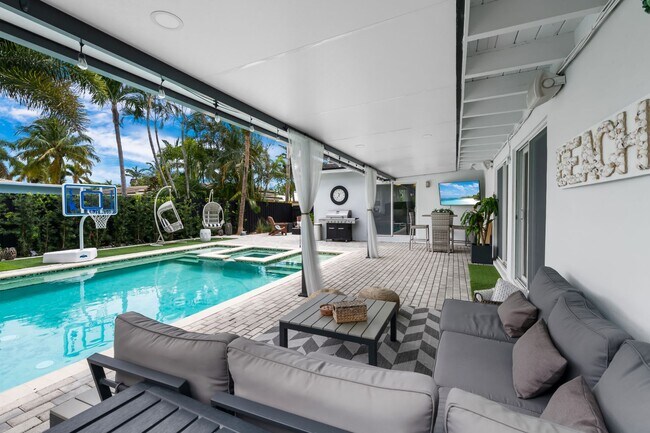 Building Photo - 1715 NE 40th St