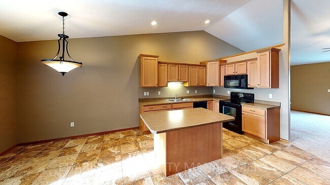 Building Photo - 3 BD, 2 BA AMENITY FILLED TOWNHOME WITH AT...