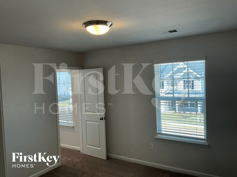 Building Photo - 421 Stonefence Dr