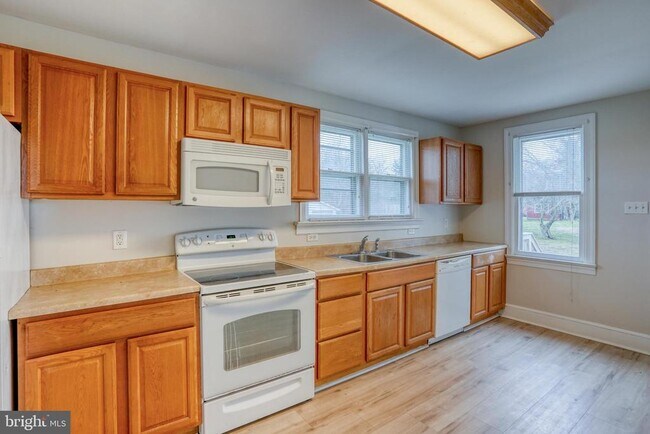 Building Photo - 1111 Bayview Rd