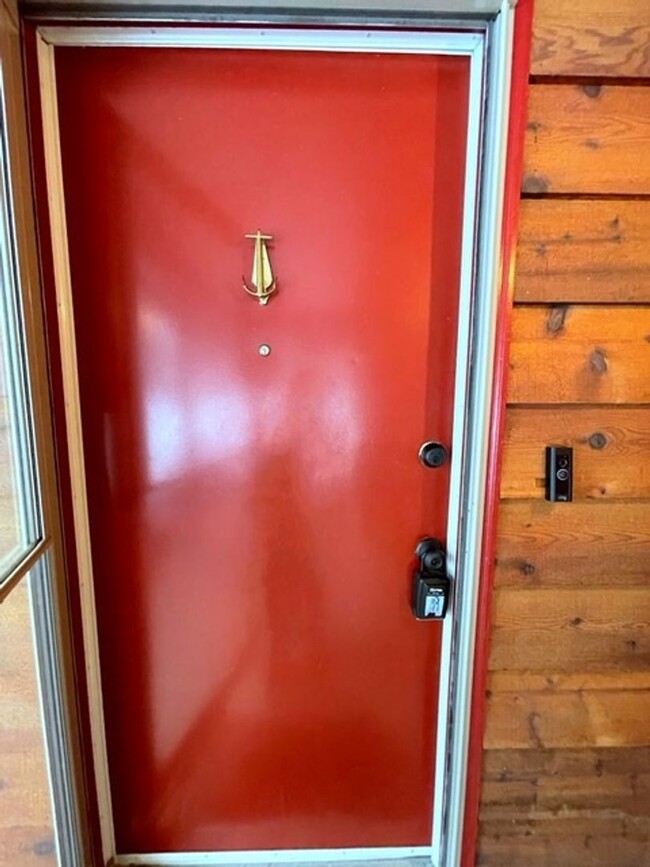 Building Photo - East Anchorage Four Bedroom Home with Bonu...