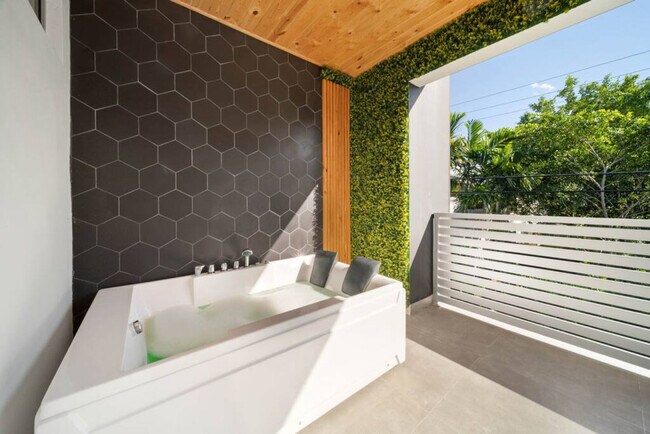 Building Photo - 1621 NE 4th Pl