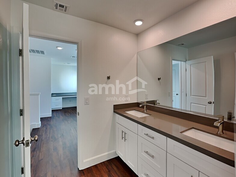 Building Photo - 100 Island Plumeria Ln