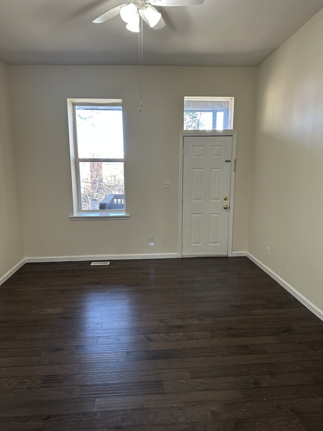 Building Photo - Clean 3Bd 2.5 Bth Town Home Near Soulard &...