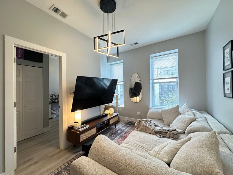 Building Photo - 1361 W Walton St