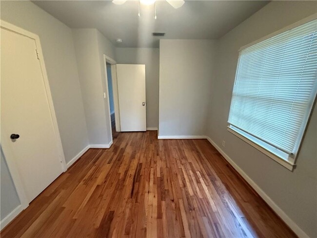 Building Photo - 120 Paris Ave