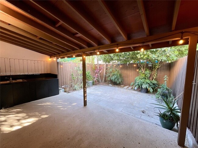 Building Photo - 936 W 79th Pl