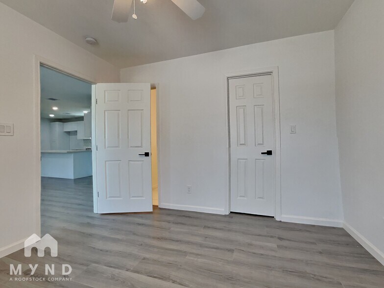 Building Photo - 5962 Belcrest St