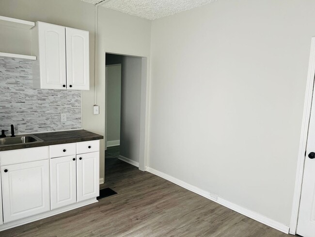 Building Photo - Gorgeous Renovated 3 Bedroom House!