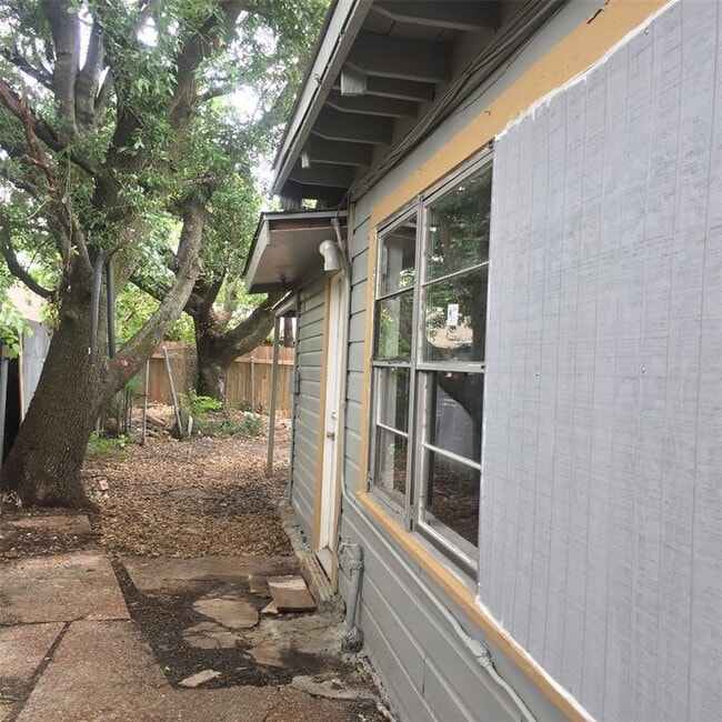 Building Photo - 3620 Reveille St