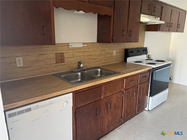 Building Photo - 902 Travis Ln