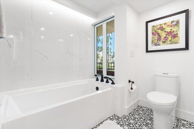 Building Photo - 120 SE 5th Ave