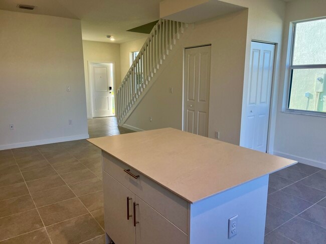 Building Photo - 2776 SE 26th Ave