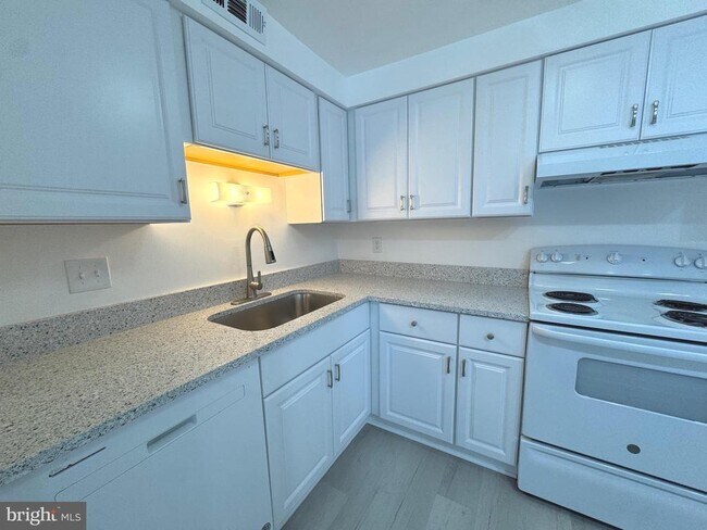 Building Photo - 4420 Groombridge Way