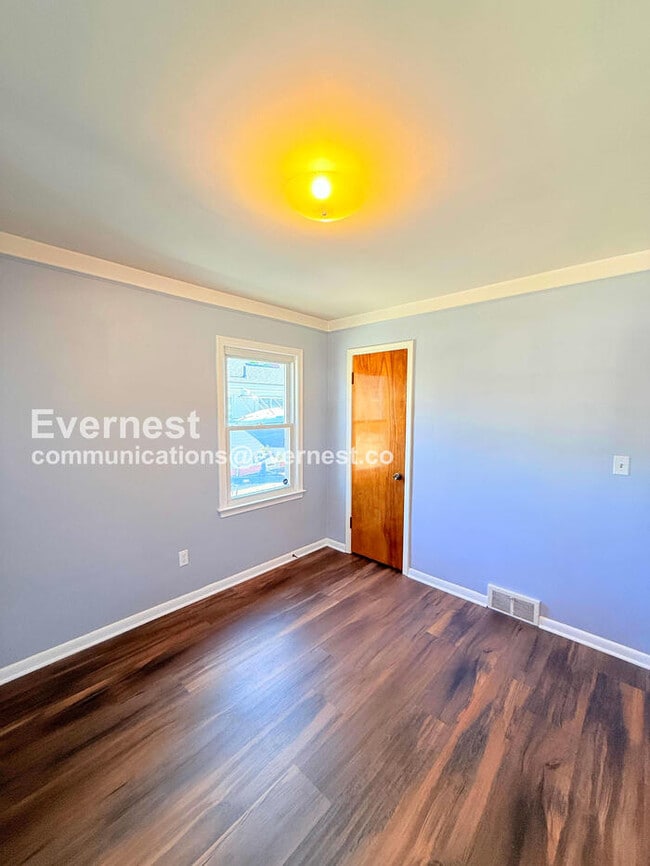 Building Photo - 3 Bed/1 Bath Home with Fenced Yard / Pet-Friendly / Vouchers Accepted / Available Now!