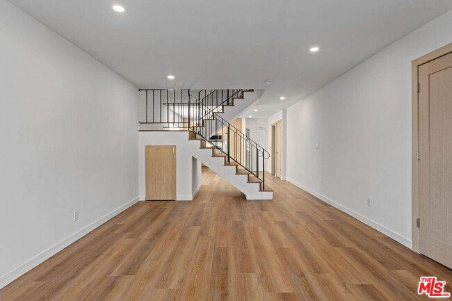 Building Photo - 2447 Beachwood Dr