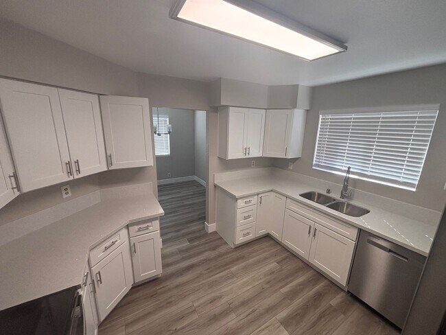 Building Photo - Newly Renovated Two Bedroom Condo