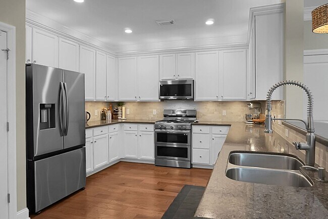 Building Photo - Johns Island 4BR, 2.5 BA Gem: Features Wood Floors, 2-Car Garage, & Community Pool