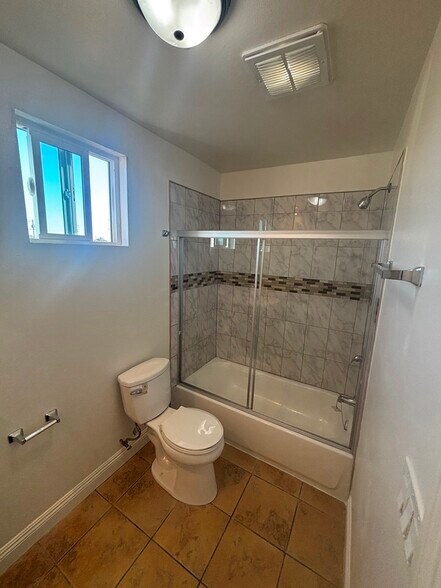 Building Photo - 156 W 71st St