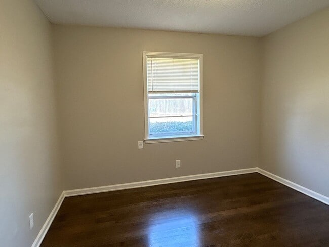 Building Photo - Updated 3 bedroom 1 Bath home - Open To Section 8