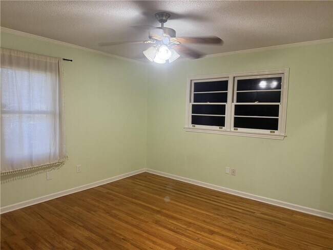 Building Photo - 2222 Parkwood Dr