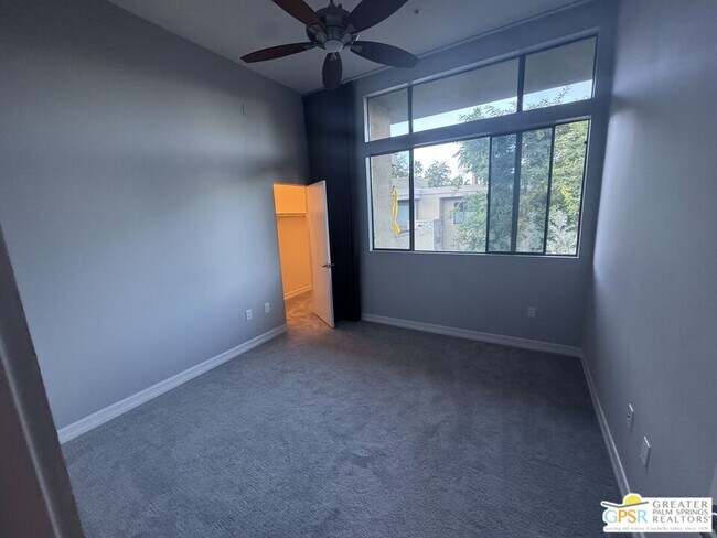 Building Photo - 810 E Palm Canyon Dr