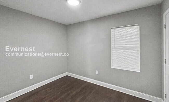 Building Photo - 3 Bed/2 Bath Home with In-Unit Laundry / Vouchers Accepted / Available Now!
