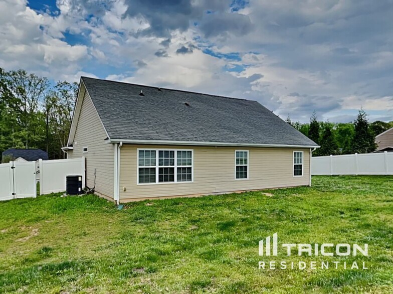 Building Photo - 112 Maple Crest Dr