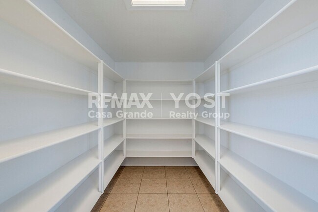 Building Photo - Spacious Living in SK Ranch!