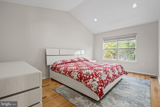 Building Photo - 204 Camelot Ct