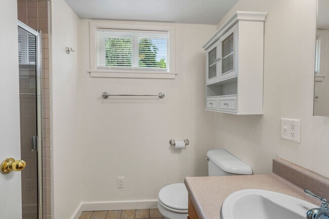 Building Photo - 3 Bed 2 Bath South Hill Spokane home offering all the updates..