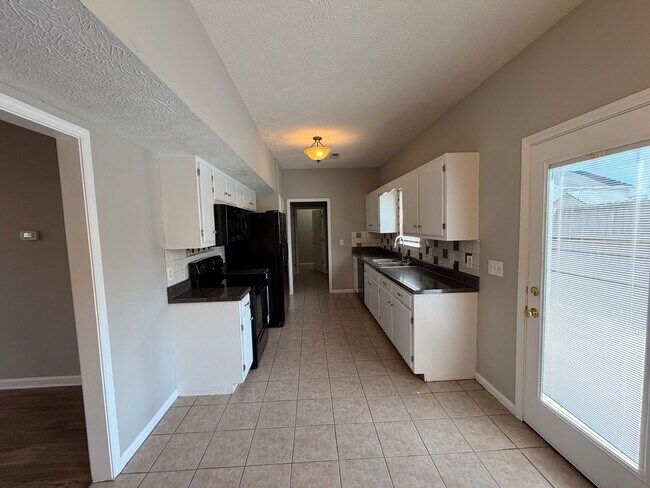 Building Photo - 3 BR, 2.5 BA, 2 Car Garage, Fenced in Backyard