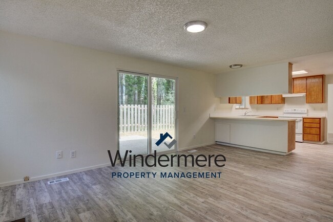Building Photo - 4 bedroom 3 bathroom pet friendly home