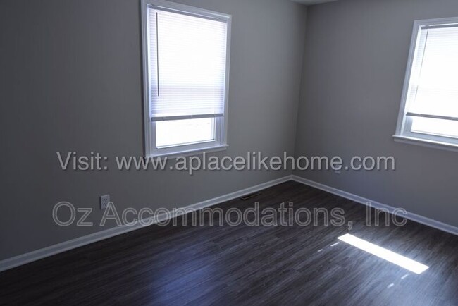 Building Photo - 1001 S Kenwood St