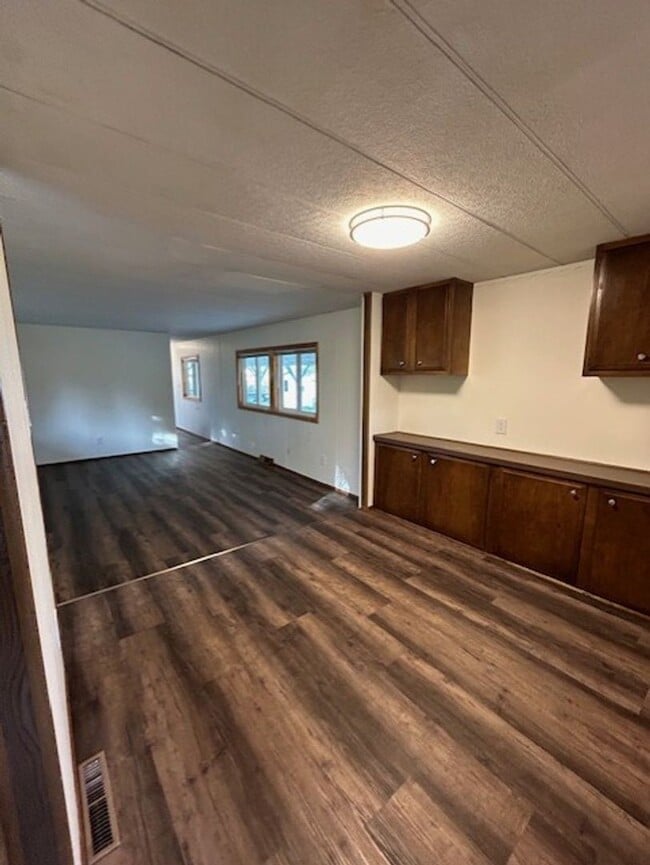 Building Photo - Quiet 2 bed 1 bath in Hamilton