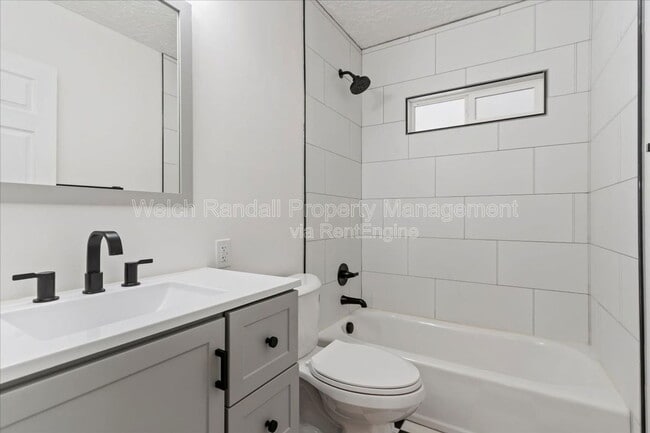 Building Photo - 153 Country Club Dr