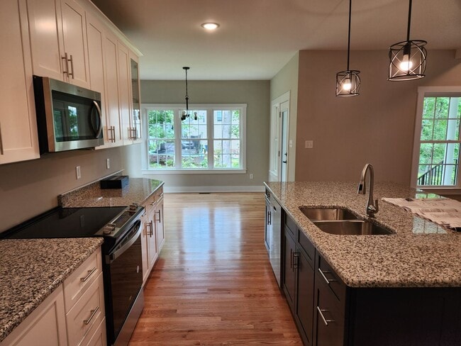 Building Photo - Chesterfield - 5 Bed 3.5 Bath Newer Modern...