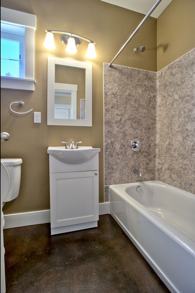 Building Photo - 2406