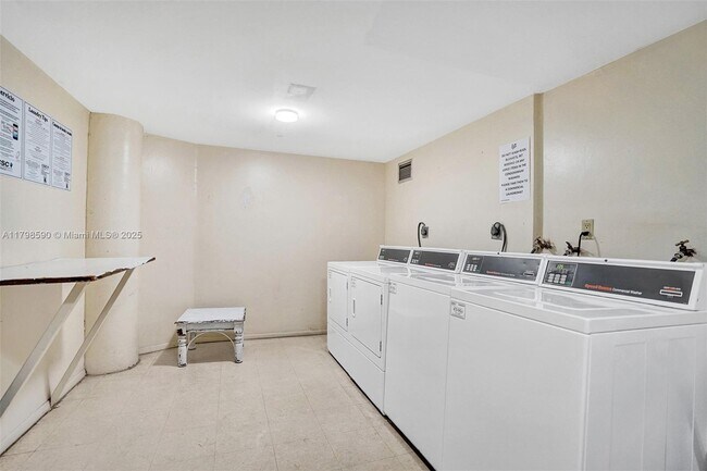 Building Photo - 1301 NE Miami Gardens Dr