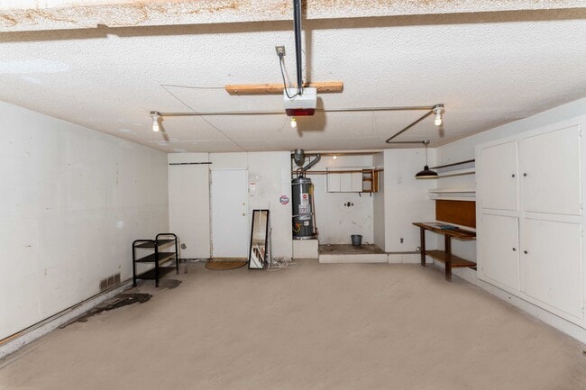 Building Photo - >>>>> TWO BEDROOM 1.5 BATHS TOWN-HOME STYL...