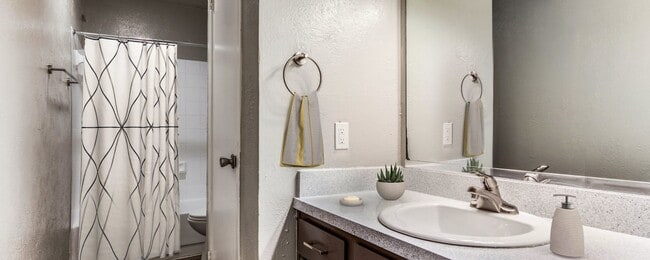 Building Photo - Shadow Ridge