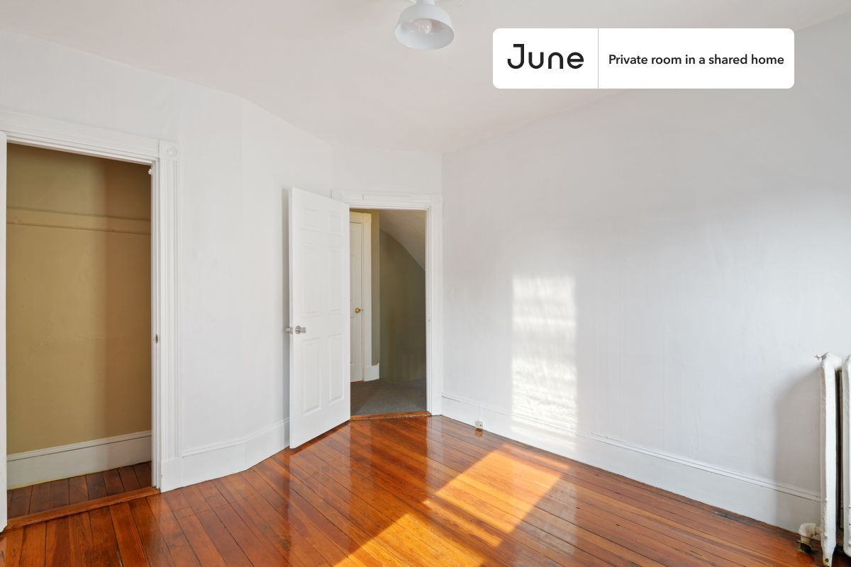 Building Photo - Room in Shared 6 bed/2 bath home