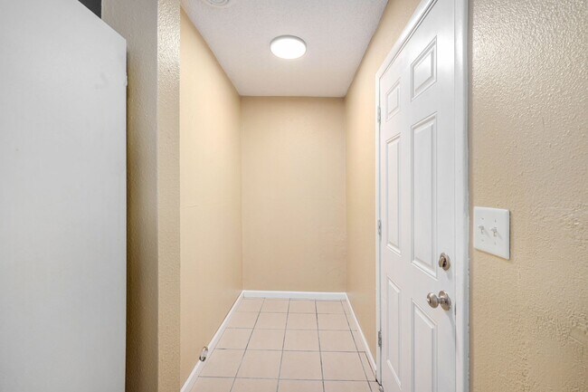 Building Photo - Beautiful 2BR/1BA Duplex in Independence!