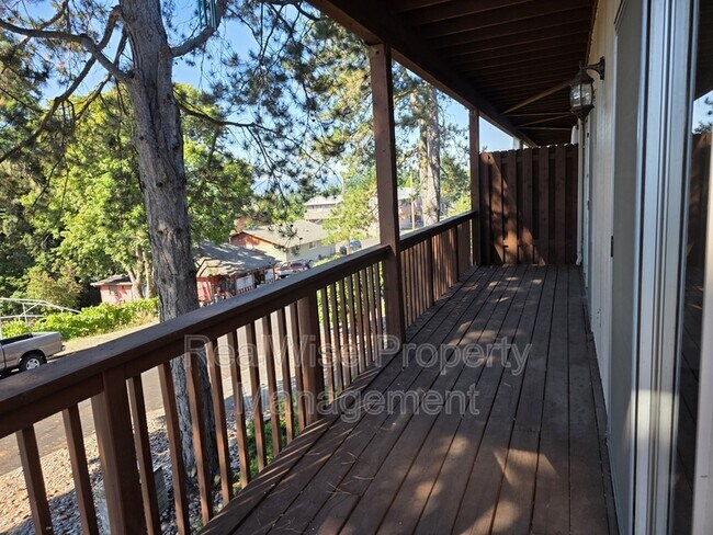 Building Photo - 2022 E 6th St