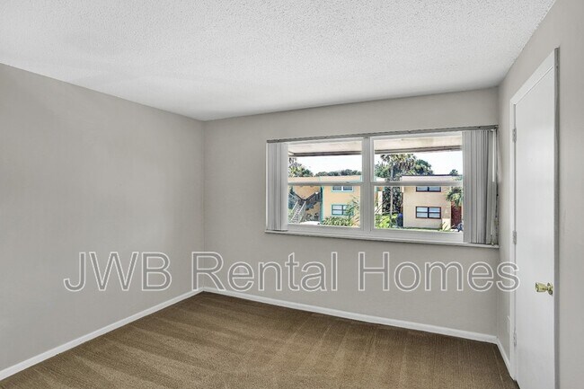 Building Photo - 1000 3rd St