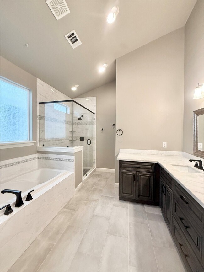 Building Photo - 2116 Couch St