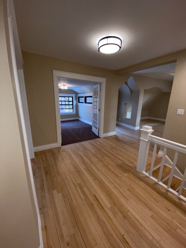 Building Photo - *Beautifully remodeled Historic 2 bed plus den Penthouse In Desirable Lowry Hill - Near Chain Of ...
