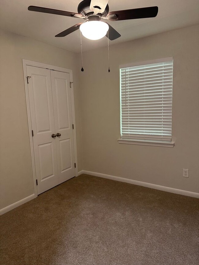 Building Photo - Newly remodeled 4/2 in the Eastgate Commun...